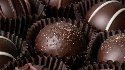 بـ السوشي والبصل.. تعرف على أغرب نكهات الشوكولاتة.. صور