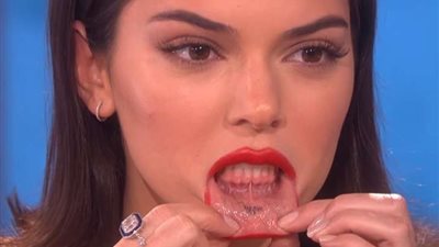 العينين وداخل الشفايف.. مشاهير اختاروا أماكن غريبة للوشم