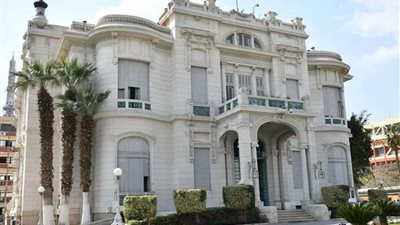 الحساب بالساعة.. مصروفات كليات الصيدلة بالجامعات الحكومية 2022