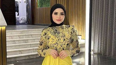 للمحجبات.. تنسيقات التنورة الصفراء موضة خريف شتاء 2022