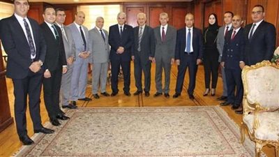 رئيس النيابة الإدارية يستقبل أعضاء مجالس إدارة نوادي مستشاري النيابة الإدارية لتهنئته