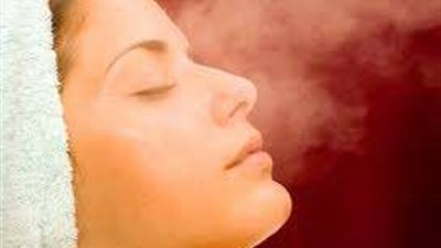 حرق الجلد.. تعرف على أضرار تنظيف البشرة بالبخار ؟