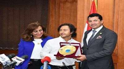 وزير الشباب والرياضة يحتفل بحصول أول طالب متلازمة داون على البكالوريوس