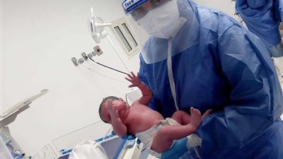 سلبية نتيجة تحليل مسحة أول طفلة مولودة بمستشفى العزل بقها