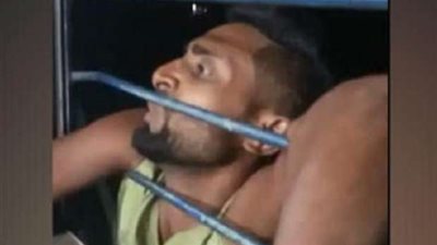 على طريقة لصوص لكن ظرفاء.. اللص المنحوس.. القبض على حرامي حاول سرقة موبايل من نافذة قطار فسحله الركاب 10 كيلو مترات