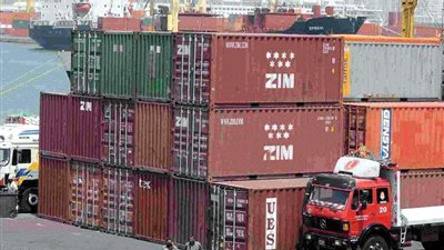 بعد قرارات المالية الأخيرة.. العاملين بالسوق الملاحي يتنبؤون  بحدوث ازدهار قوي للموانئ الجافة