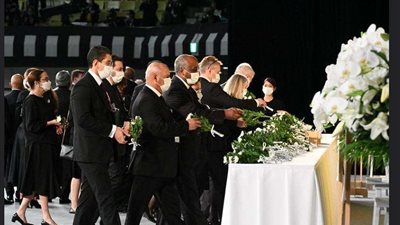 «الوزير» يضع الورود على رفاة رئيس وزراء اليابان الأسبق شينزو آبي