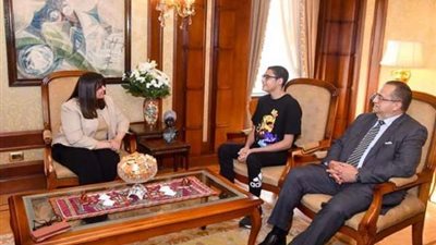 وزيرة الهجرة تستقبل البطل محمد طارق الفائز ببطولة العالم في الألعاب الإليكترونية