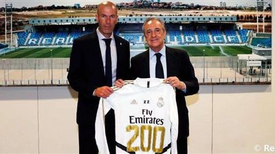 رئيس ريال مدريد يكرم زيدان.. والسبب!