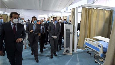تحتوى على 200 سرير.. تفاصيل جولة رئيس الوزراء للمستشفى الميداني