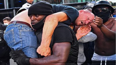 متظاهر أسود يُنقذ متطرف أبيض من سحل مناهضي العنصرية في بريطانيا (فيديو)