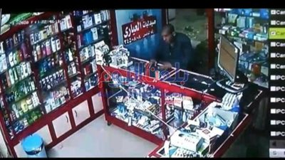ضبط مختل عقليًا يمسح بلعابه زجاج فاترينا داخل صيدلية بالغربية