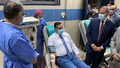 محافظ الدقهلية يتبرع بالبلازما للمساهمة في علاج الحالات المصابة بكورونا