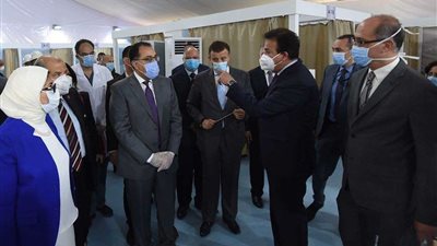 رئيس الوزراء يتفقد نموذجًا لمركز المسح لإجراء تحاليل كورونا بجامعة عين شمس