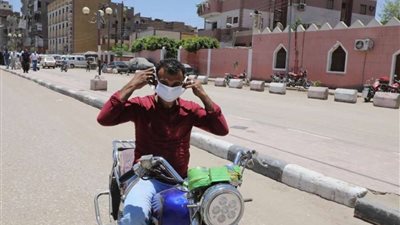 توزيع 1000 كمامة مجانا على المواطنين بالمواقف العامة بسوهاج