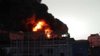 إخماد  حريق هائل داخل مصنع فوم بالعاشر من رمضان وإصابة 5 عمال