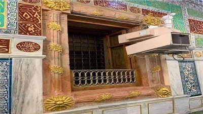 نافذة مفتوحة بالمسجد النبوي منذ 1400 عام.. اعرف قصتها
