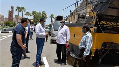 محافظ الدقهلية يوزع 8 سيارات مكنسية على الوحدات المحلية ضمن تطوير منظومة النظافة