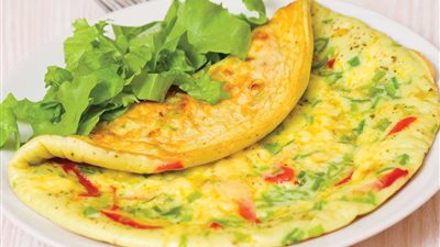 طريقة عمل بيض أومليت بالخضار.. فطار يوم الجمعة