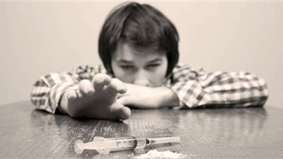 أخصائية علم نفس توضح لـ بلدنا اليوم أعراض دخول الأطفال في مراحل الإدمان