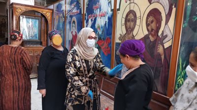 «أمانة المرأة » توزع مواد غذائية على العمالة غير المنتظمة في سوهاج