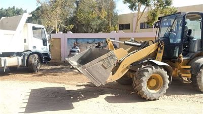 رفع 75 طن مخلفات بمحيط مدارس الواحات البحرية