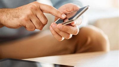 موظفة تتهم رئيس نادي شهير بنشر صور جنسية لها  مع زوجها على «فيس بوك»