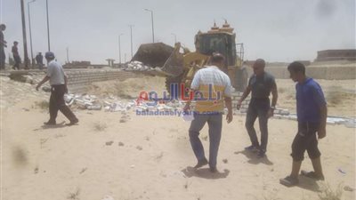 رئيس مدينة بئر العبد يزيل التعديات على أراضي الدولة