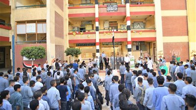 رحمي وطلاب المدارس يغرسون الأشجار ضمن المبادرة الرئاسية 100 مليون شجرة