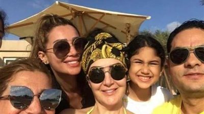 برفقة خطيبها.. شاهد غادة عبد الرازق في أحدث ظهور لها من على البحر