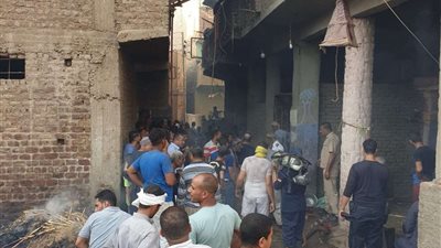 الدفع ب 6 سيارات لأطفاء حريق التهم عدة بيوت بسوهاج