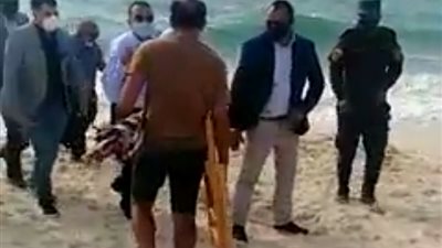 خلال جولة مفاجئة.. محافظ الإسكندرية يفرق المواطنين من شاطئ 