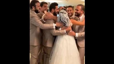 خدتهم بالأحضان.. عروسة مصرية تثير الجدل بـفيرست لوك جماعي