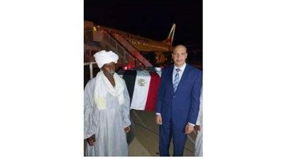 القنصل المصري في بورسودان يسلم مساعدات طبية لعلاج مرضى الكلى