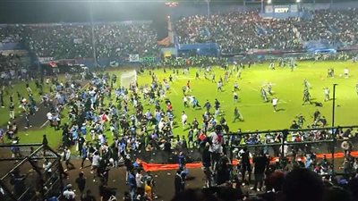 مصرع 127 شخصا بأحداث شغب بملعب كانجوروهان بإندونيسيا.. فيديو