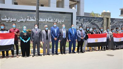 محافظ بني سويف يستقبل العائدون من ليبيا قبل عودتهم لمسقط رأسهم بكوم الرمل