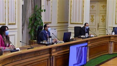 رئيس الوزراء يستعرض التطبيقات الإلكترونية التي سيتم استخدامها بالعاصمة الإدارية