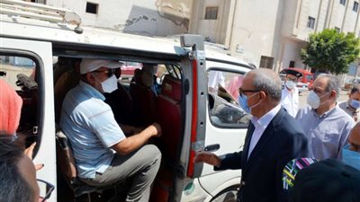 محافظ القليوبية يتفقد موقف مدينة بنها لمتابعة ارتداء الكمامة