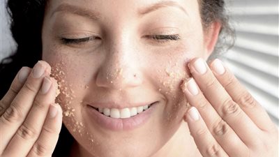 مقشرات طبيعية بمكونات رخيصة.. لبشرة بيضاء ونضرة