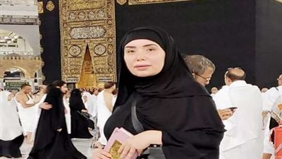 شاهد .. أحدث ظهور لـ عبير صبري في الحرم المكي