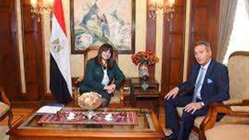 وزيرة الهجرة والسفير