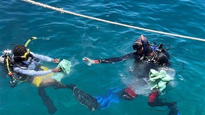 وزارة البيئة تنظم حملة نظافة موسعة تحت الماء بالبحر الأحمر