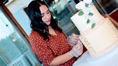 شوكولاتة بأشكال فرعونية.. قصة هدير وتشجيعها للسياحة بقوالب الكيك