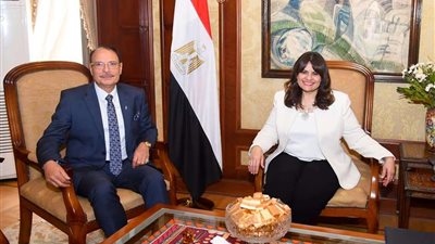 وزيرة الهجرة تشيد بجهود 