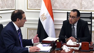 رئيس الوزراء يتابع مع وزير البترول موقف توافر المنتجات  لتلبية احتياجات السوق المحلي