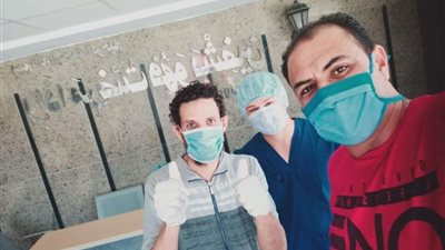 خروج طبيب من مستشفى العزل بقها بعد شفائه من كورونا