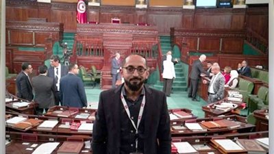 شاهد.. في مشهد مهين شرطي إيطالي يجبر تونسيين على صفع بعضهما