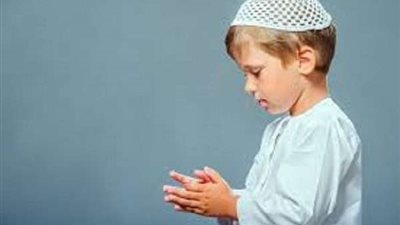 تعرف على حكم صلاة الأطفال مع الرجال ووقوفهم في الصف الأول.. فيديو