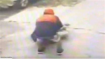 جريمة سطو بشعة في وضح النهار.. لص يسحل مسنا عمره 80 عاما