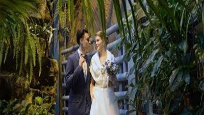 بالفيديو.. شاب سعودي يقيم زفافه بطريقة مبتكرة عبر 